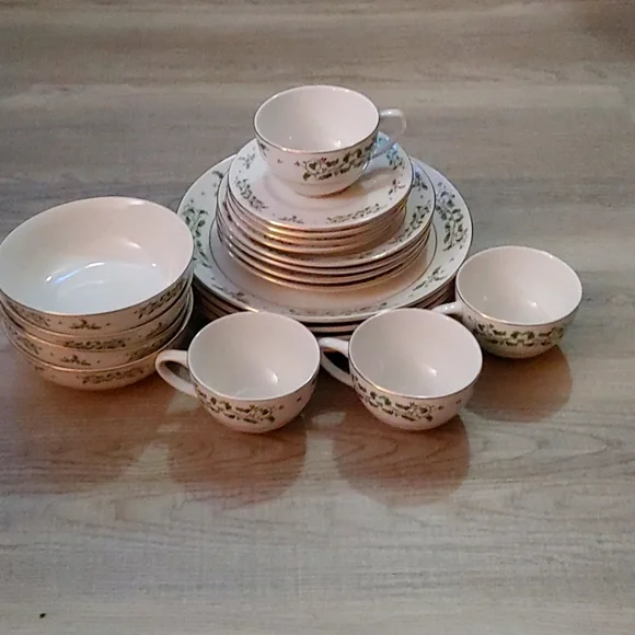 Holiday Dinnerware Sets - Elevate Your Festive Table with Style and Elegance